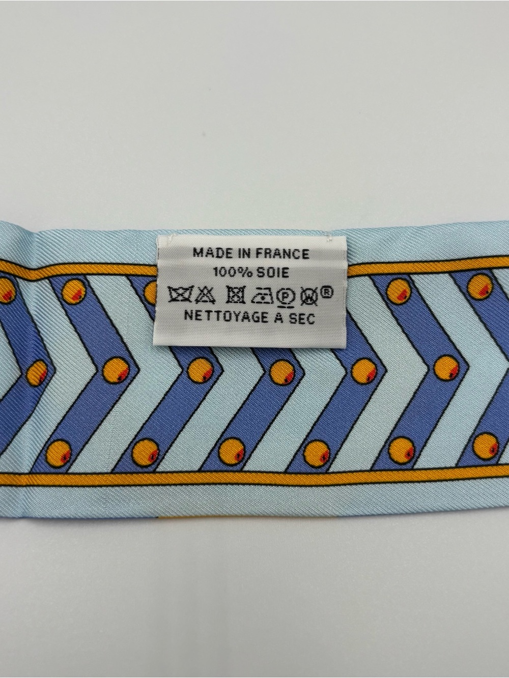Hermès Colliers et Chiens Twilly Scarf Blue Gold Dog Print Silk Reversible - Picture 4 of 5